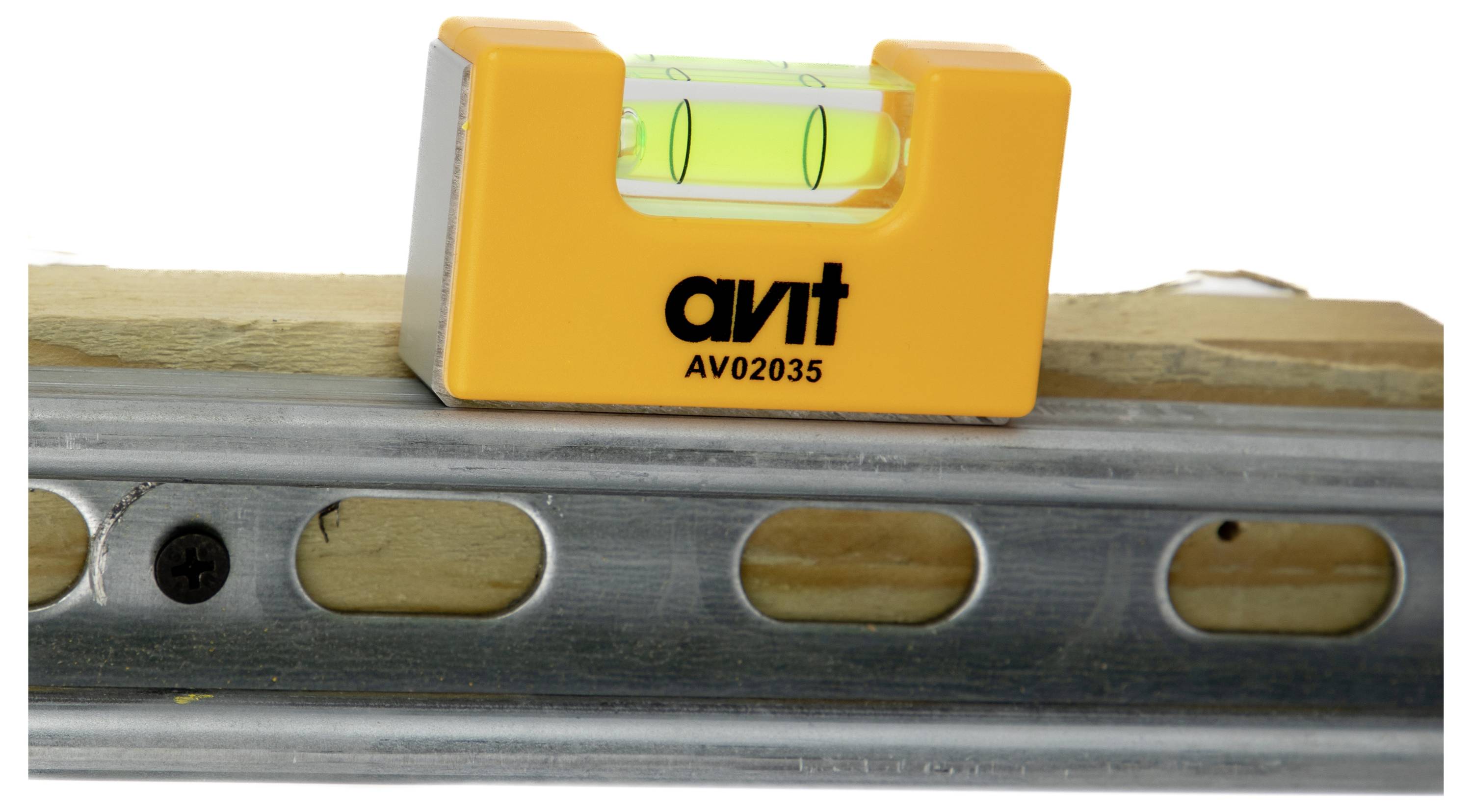 Un livello a bolla d'aria giallo posizionato su superfici di metallo e legno, che indica un equilibrio perfettamente livellato.