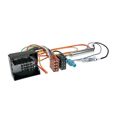 Fascio di cavi automobilistico con spine di connettori e cavi, incluso un connettore di modulo nero, su sfondo bianco.