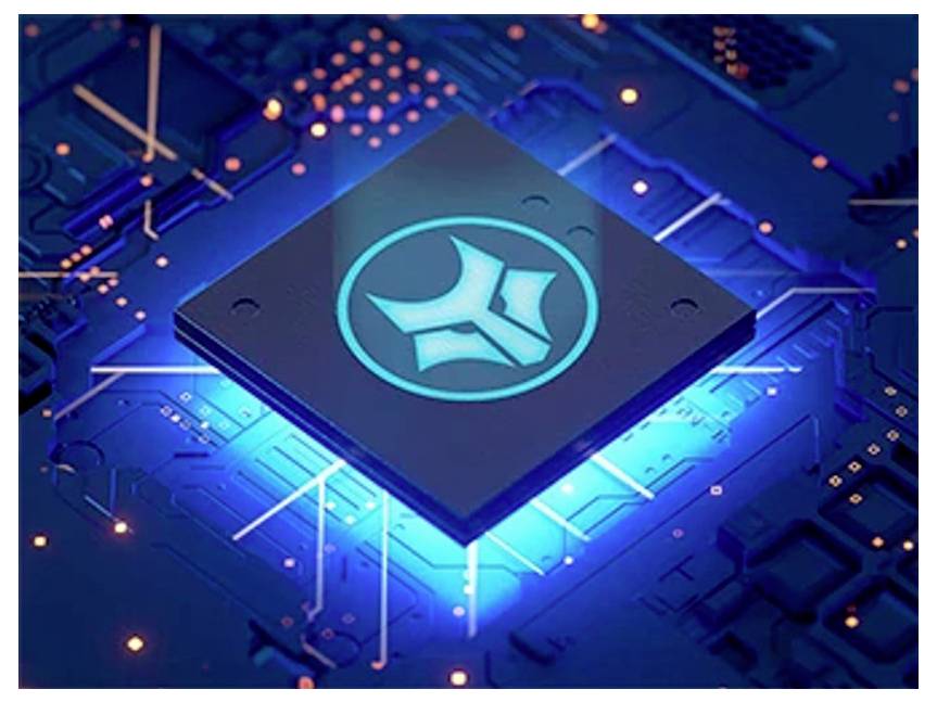 Primo piano di un microchip blu luminescente su una scheda di circuito, che emette luce ed è circondato da componenti elettronici, simboleggiando la tecnologia.