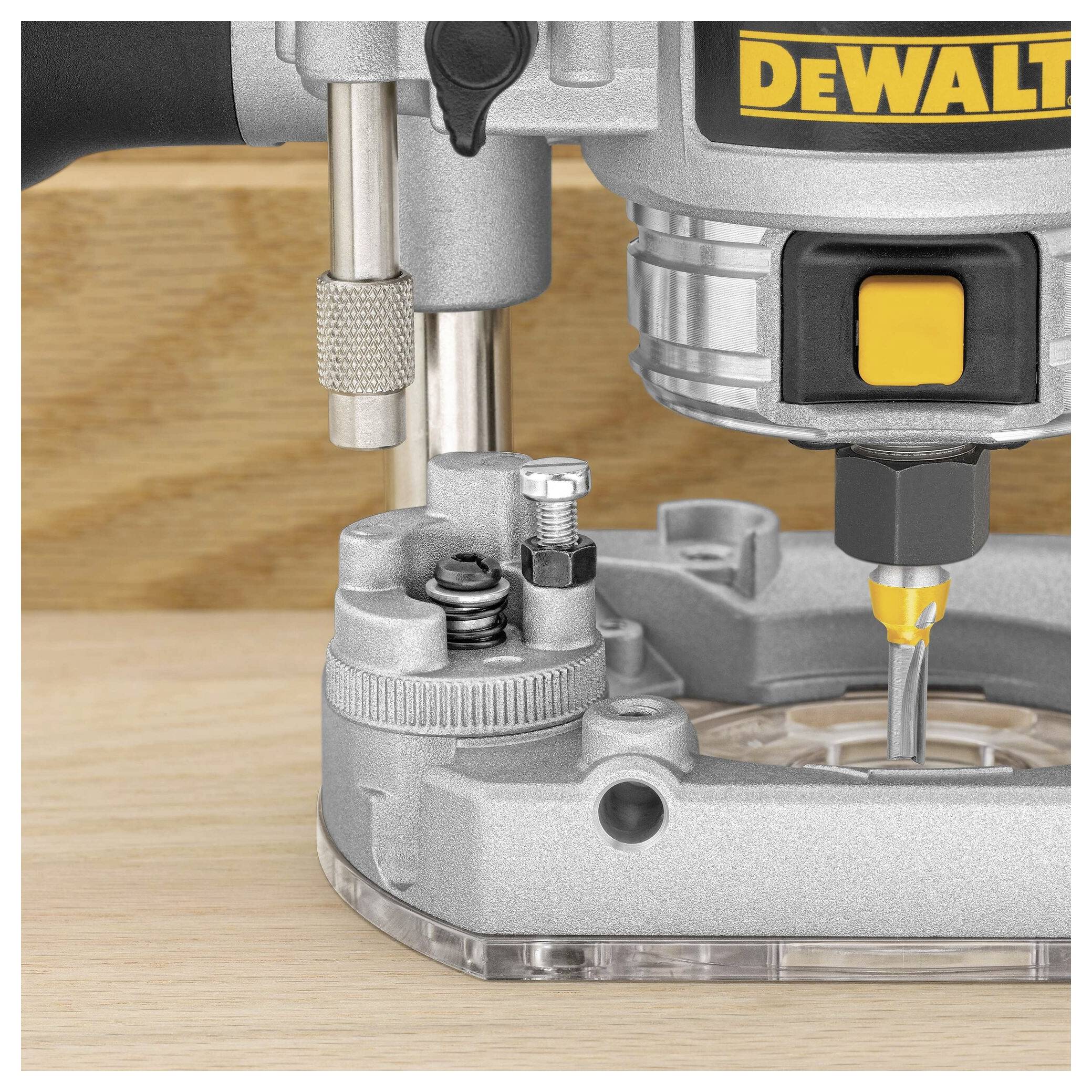 Un primo piano di un attrezzo router DeWalt bloccato a una superficie di legno, che mostra le parti dettagliate e i componenti metallici, progettato per la lavorazione del legno di precisione.