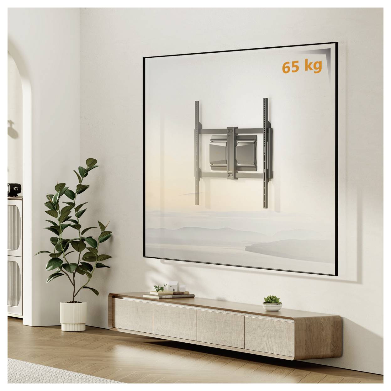 Una grande staffa TV da parete esposta in un moderno soggiorno con una pianta e una console sottostante; capacità etichettata '65 kg' nell'angolo in alto a destra.