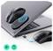Un mouse wireless nero con ricevitore USB mostrato collegato a un laptop argento. Un'illustrazione indica le opzioni di connettività Bluetooth e USB.