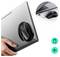 Un mouse wireless nero magneticamente attaccato a un laptop argento e mostrato collegato tramite USB. Sono visualizzate le icone Bluetooth e USB.