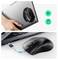 Un mouse wireless staccabile collegato a un laptop, che mostra opzioni di connettività Bluetooth e USB. Un'altra immagine mostra il mouse in ricarica.