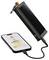 Una power bank solare ricarica uno smartphone, mostrando "42% in 30 minuti" sullo schermo, enfatizzando la capacità di ricarica rapida.