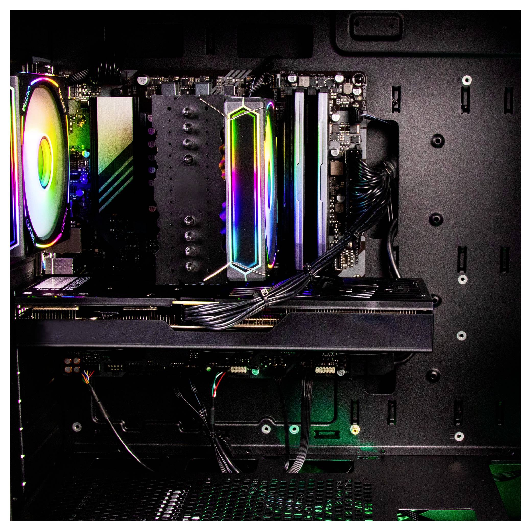 L'interno di un computer desktop con componenti illuminati da LED colorati, inclusa una scheda grafica, ventole di raffreddamento e cavi ordinatamente arrangiati.
