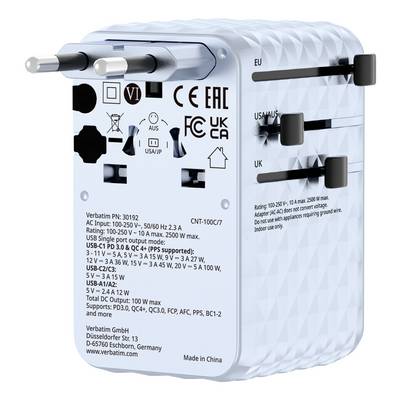 Adattatore di viaggio universale Verbatim bianco con spinotti per prese EU, US/AUS e UK e specifiche di voltaggio/ricarica USB stampate.