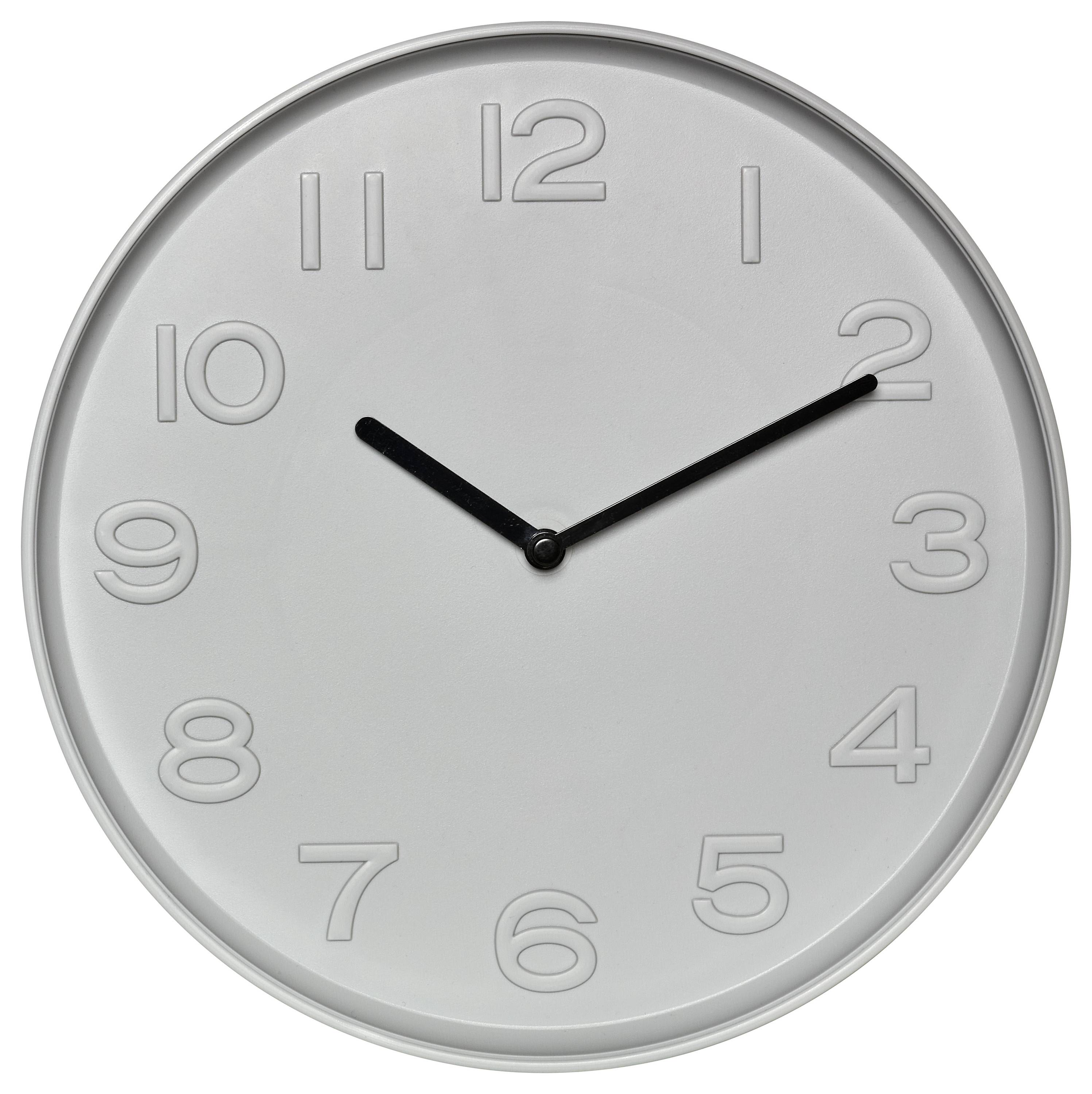 Un orologio da parete rotondo con design minimalista, che mostra l'ora alle 10:10. L'orologio ha numeri in rilievo e lancette nere per le ore e i minuti.