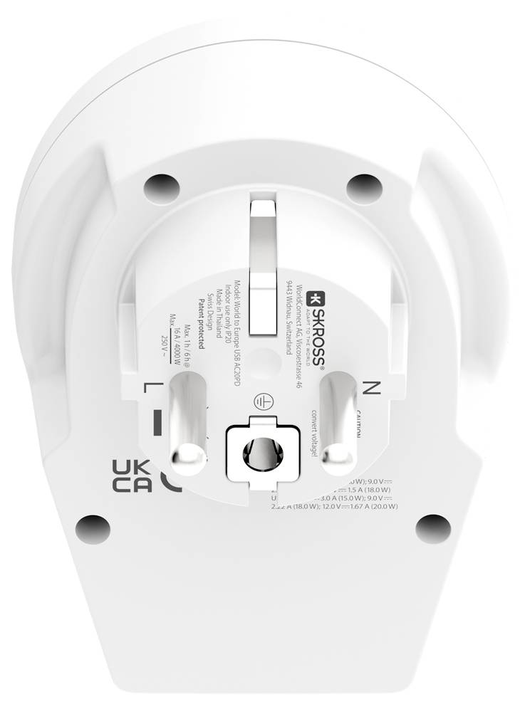 Adattatore universale da viaggio 'SKROSS' con rivestimento bianco, dotato di prese UK e EU, identificabile dai marchi internazionali visibili.