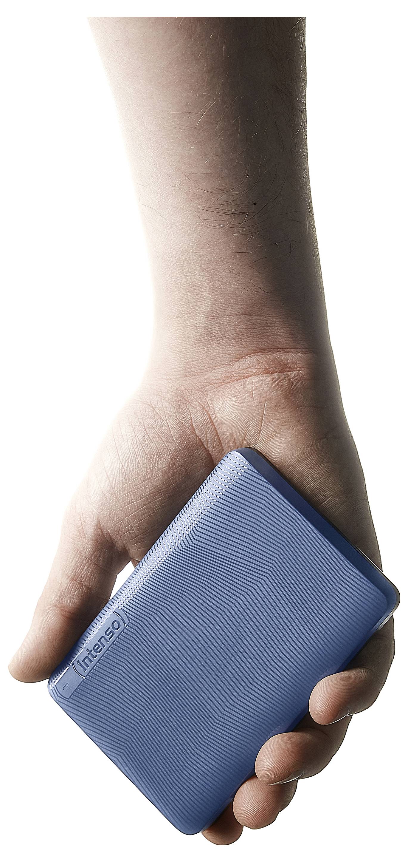 Una mano che tiene un disco rigido esterno blu con texture.