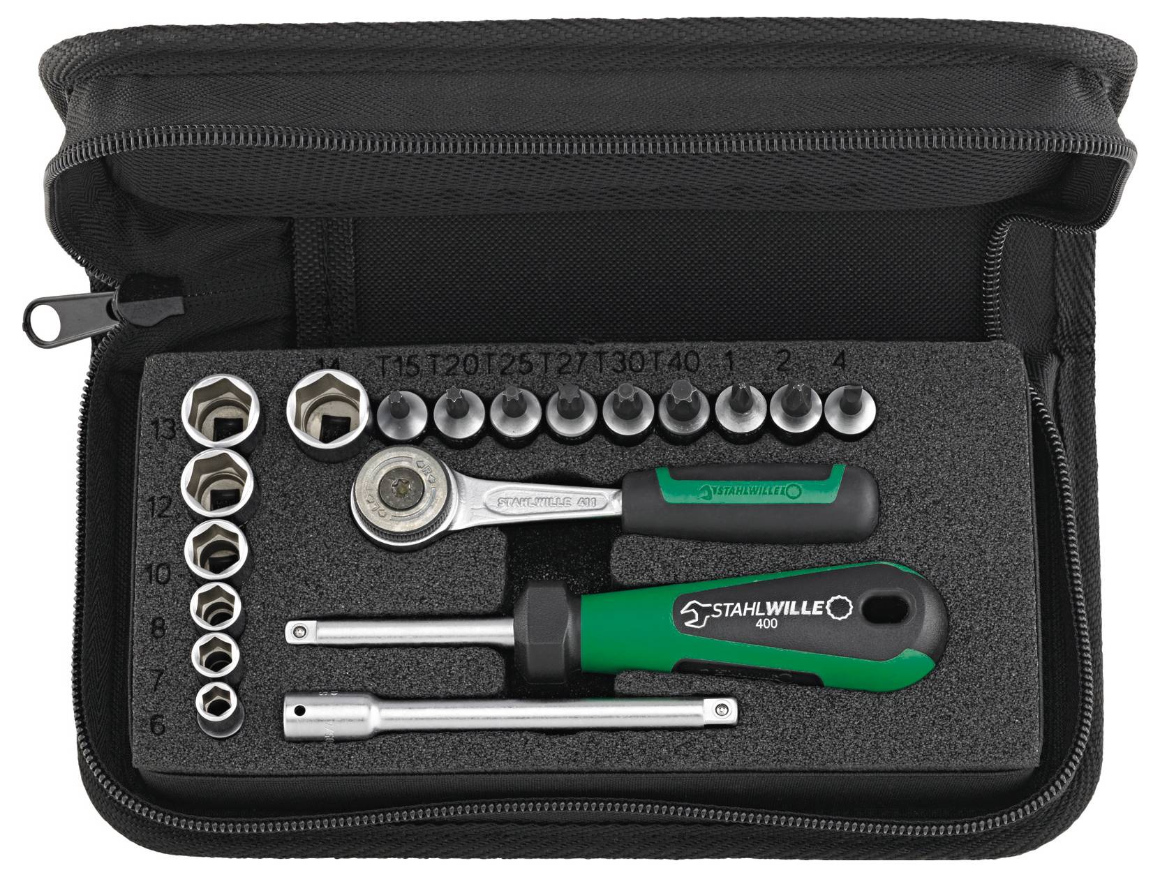 Un kit di strumenti compatto con vari bussole esagonali, un cricchetto, un manico cacciavite e un'asta di estensione, tutti ordinatamente organizzati in una custodia con cerniera.