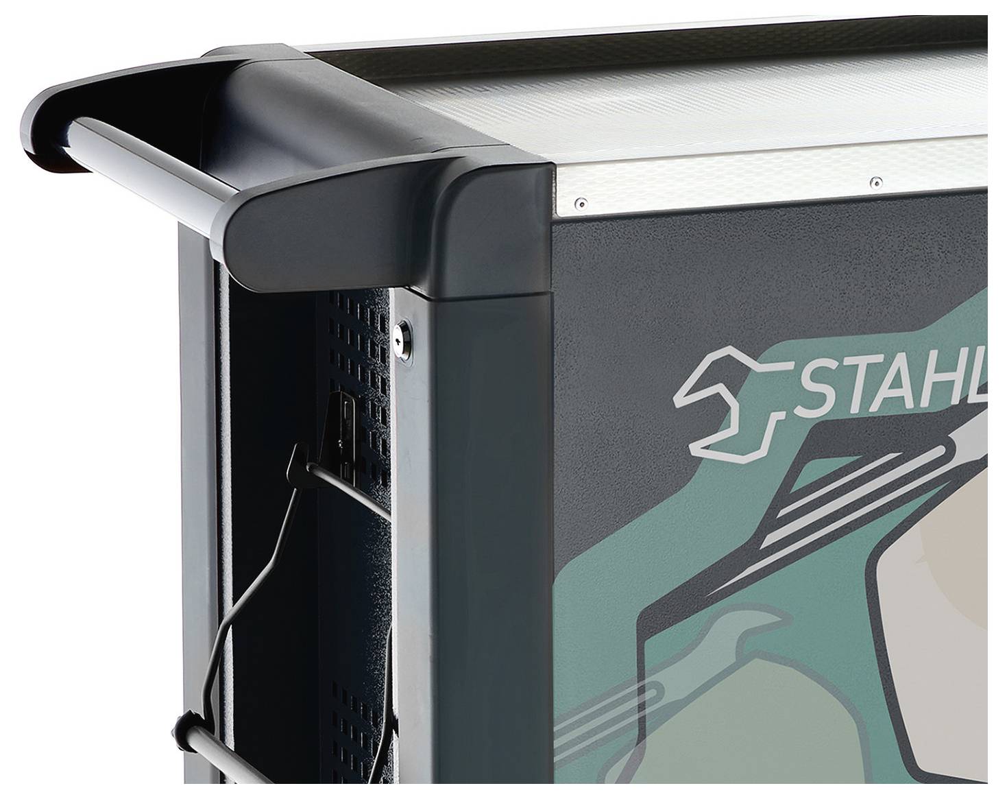 Vista laterale di un carrello di servizio in metallo con maniglia, caratterizzato da un design stilizzato sul pannello laterale. L'immagine enfatizza la costruzione robusta del carrello.