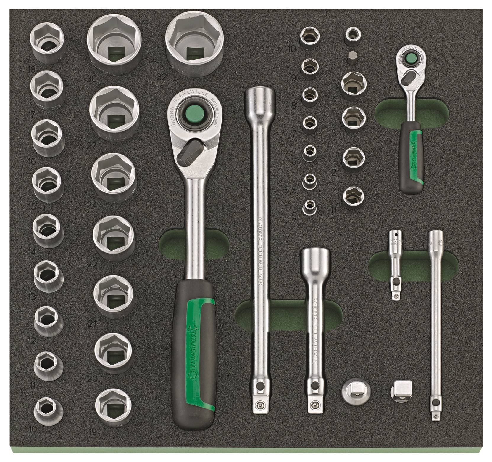 Un set di chiavi a tubo e accessori organizzati in un vassoio di schiuma. Include varie misure di bussole, cricchetti e prolunghe.