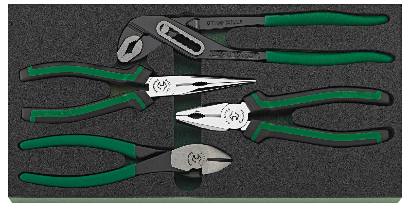 Una serie di quattro pinze con manici verdi disposte in una custodia in schiuma: pinze regolabili, pinze per elettricisti, pinze a punta fine e tronchesi diagonali.