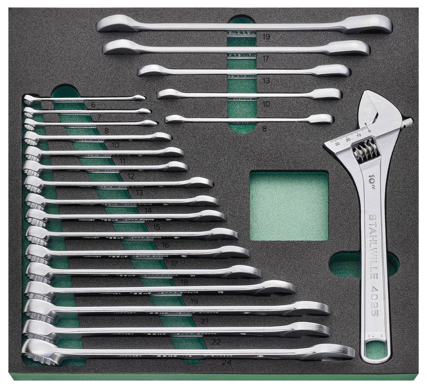 Un vassoio in schiuma contenente una serie di chiavi fisse e una chiave regolabile, organizzate per misura, con uno strumento mancante che indica il suo slot designato.