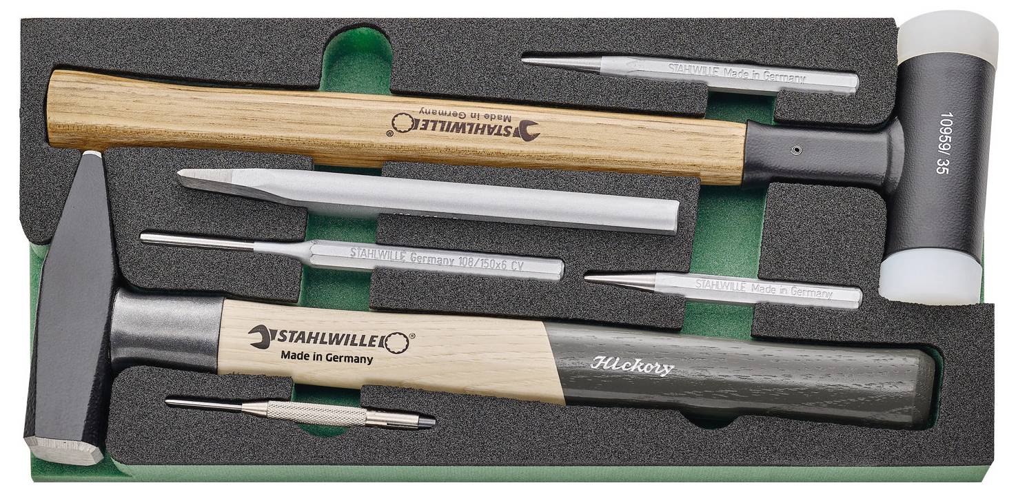 Una set di attrezzi con due martelli e quattro scalpelli di metallo in una custodia rivestita di schiuma. I martelli hanno manici di legno e uno ha una testa di plastica.