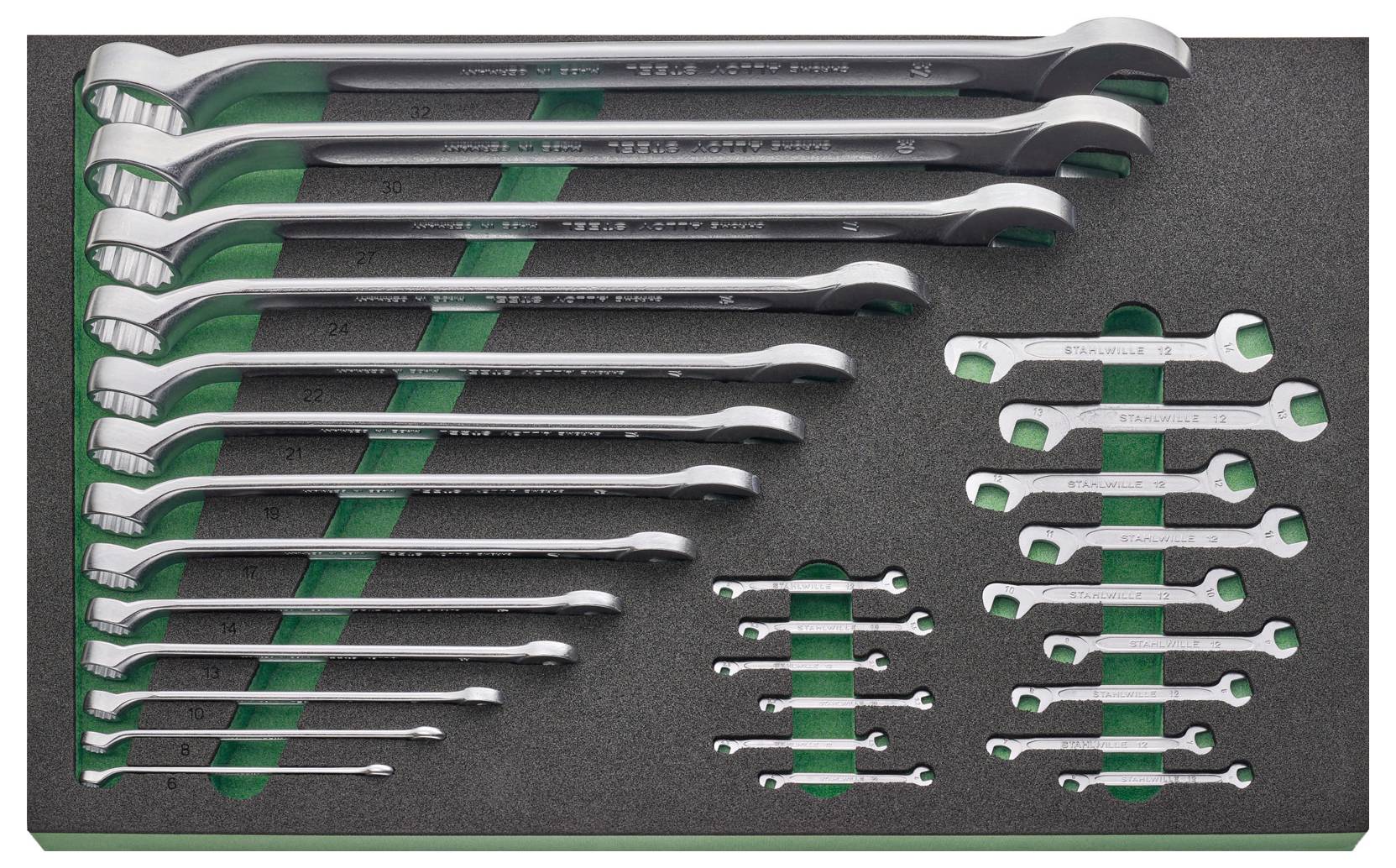 'Set di chiavi inglesi di varie dimensioni organizzate in un vassoio di schiuma. Include chiavi fisse e combinate, disposte ordinatamente dalla più grande alla più piccola.'