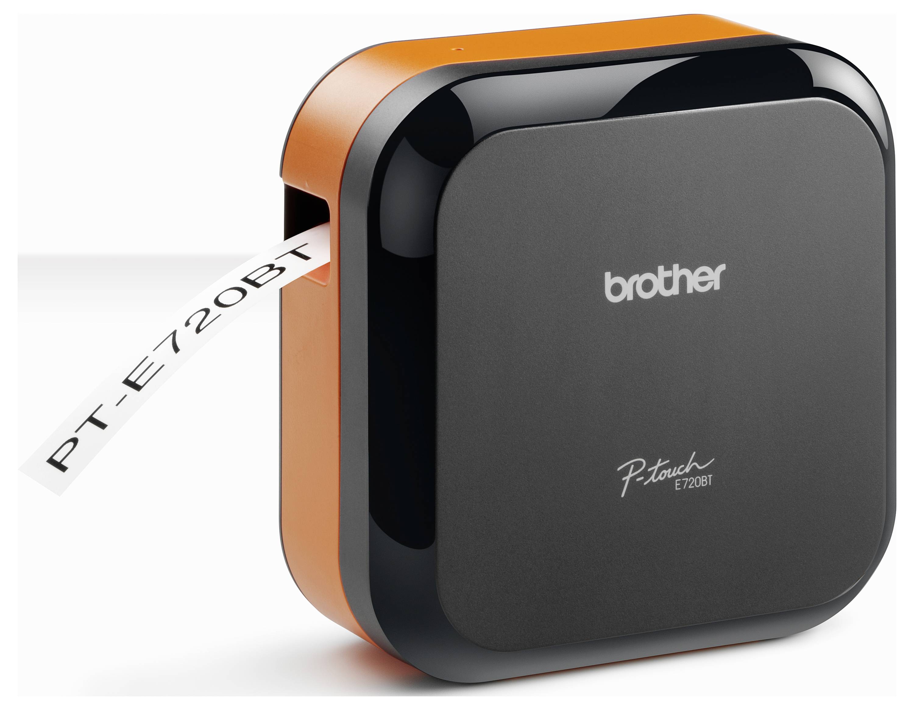 Stampante per etichette compatta con accento arancione, che stampa "PT-E720BT"; sul rivestimento sono visibili i loghi "brother" e "P-touch E720BT".