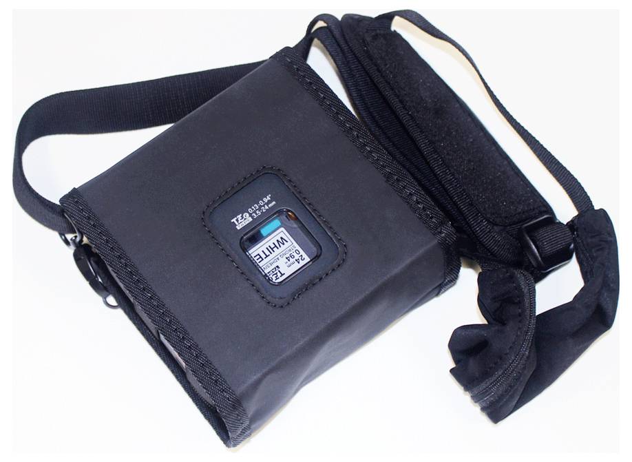 Un astuccio protettivo nero con cinghia, caratterizzato da una piccola finestra che mostra una scheda SD contrassegnata 'White 16GB'.