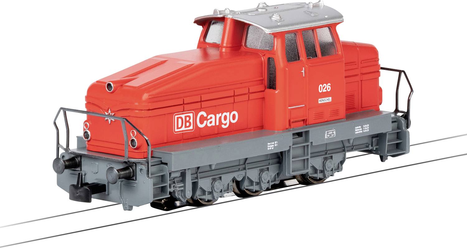 Un motore di treno merci modello rosso etichettato 'DB Cargo' su uno sfondo bianco, che illustra un tema di trasporto di treni merci.