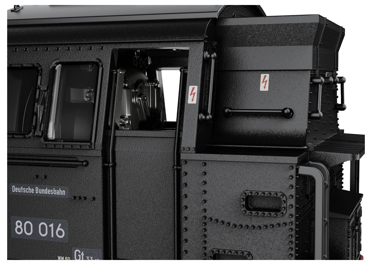 Vista laterale della cabina di una locomotiva nera, etichettata "Deutsche Bundesbahn" con il numero "80 016", che mostra le texture metalliche dettagliate e i componenti.