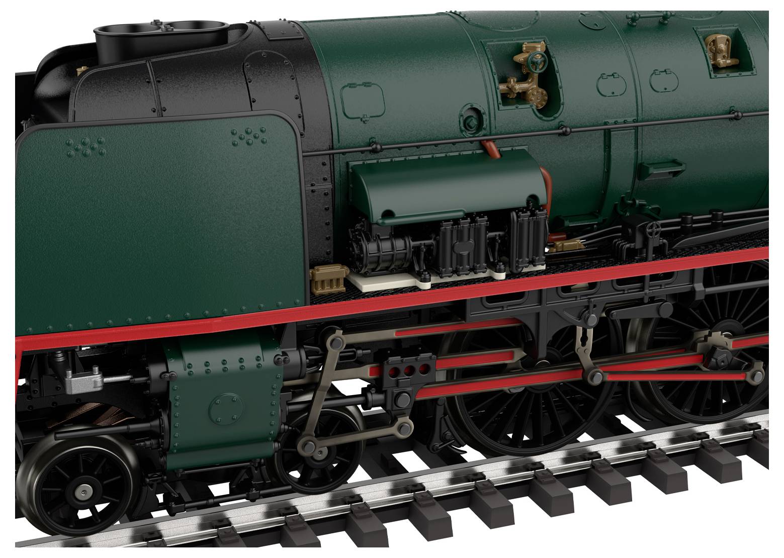 Un'immagine ravvicinata del lato di una locomotiva a vapore verde, che mostra dettagli meccanici intricati, ruote e parte dei binari del treno.