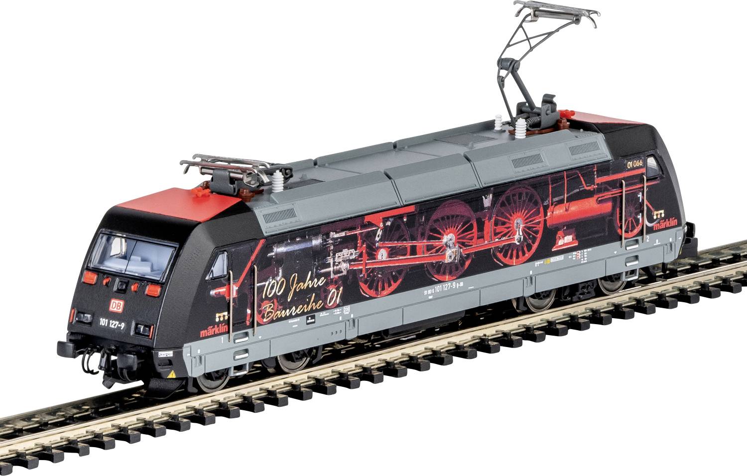 Un modello dettagliato di una moderna locomotiva elettrica caratterizzato da colori rosso e nero con stampe intricate e pantografo sulla parte superiore.