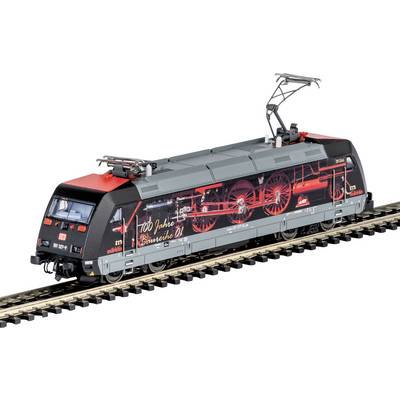 Un modello dettagliato di una moderna locomotiva elettrica caratterizzato da colori rosso e nero con stampe intricate e pantografo sulla parte superiore.