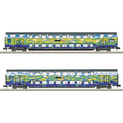 Un modello di treno a due piani colorato con un vivace design astratto caratterizzato da motivi verdi, blu e gialli sui lati.