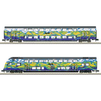 Un colorato treno a due piani con un vivace motivo mimetico di blu, giallo e verde sul suo esterno, mostrato da viste laterali.