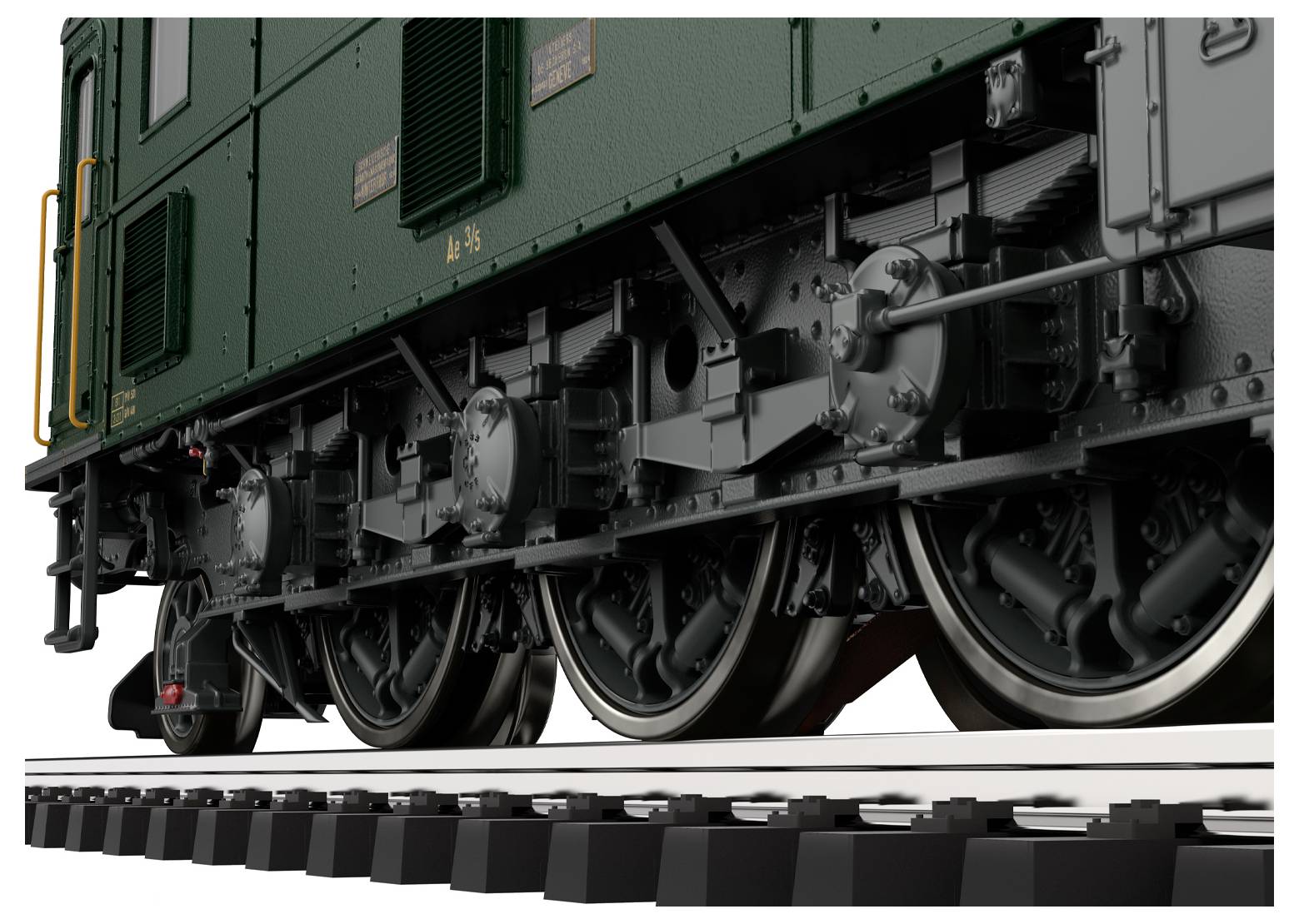 Vista ravvicinata della metà inferiore di una locomotiva verde, che mostra le ruote dettagliate e il macchinario sui binari.