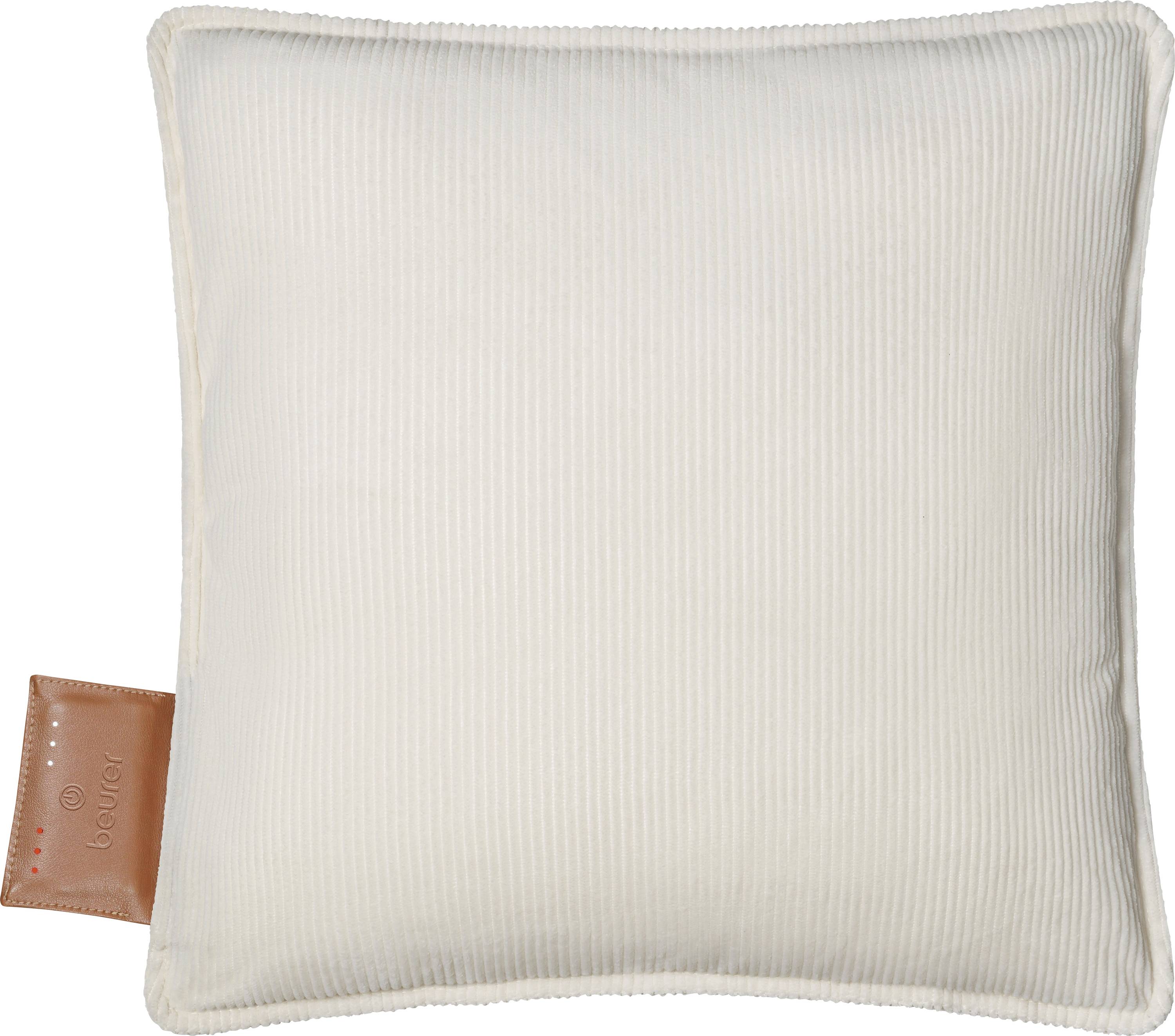 Un cuscino quadrato beige con una texture a righe, dotato di un'etichetta in pelle marrone su un lato.
