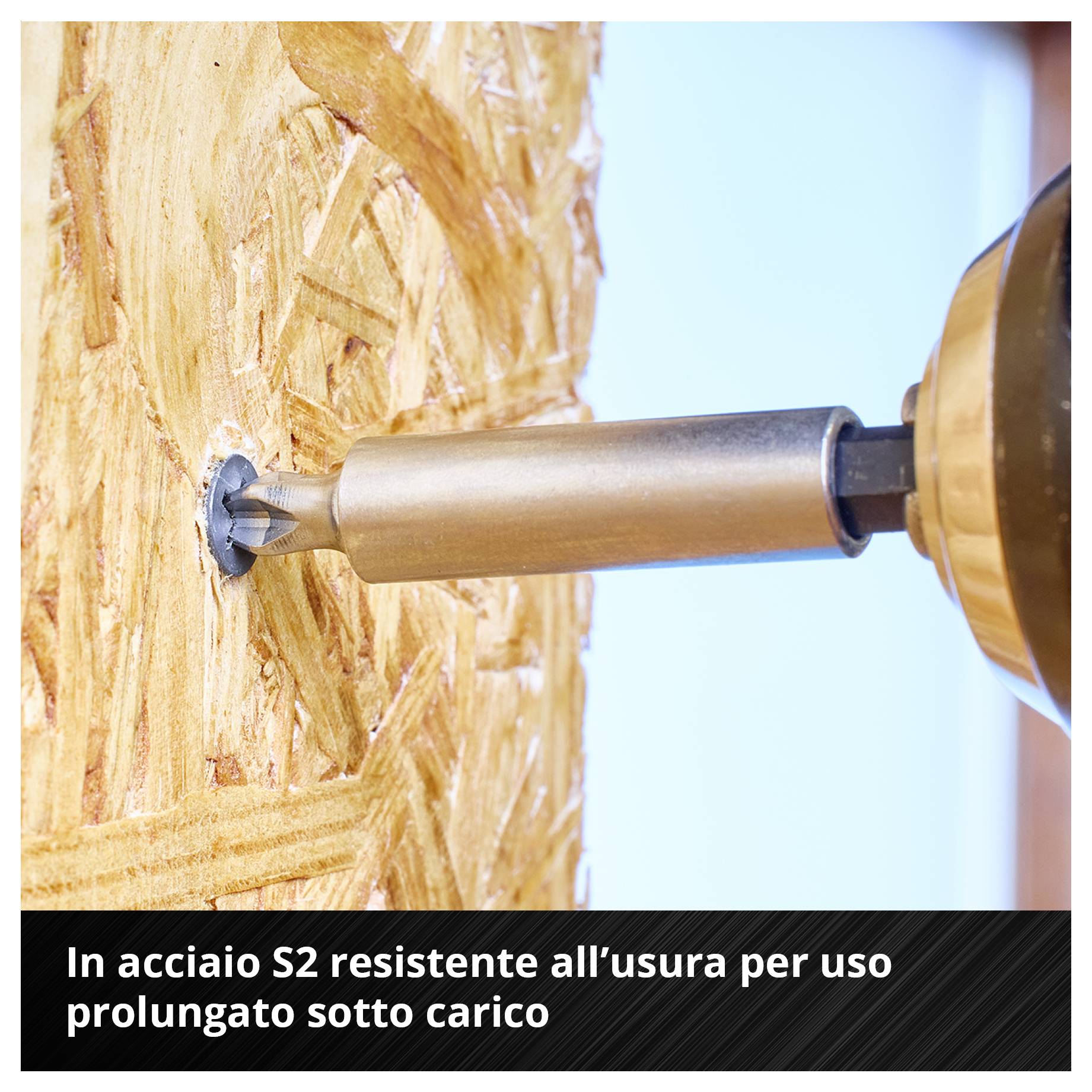 Trapano che perfora una lastra di legno. Testo: "In acciaio S2 resistente all'usura per una lunga durata con carichi elevati".