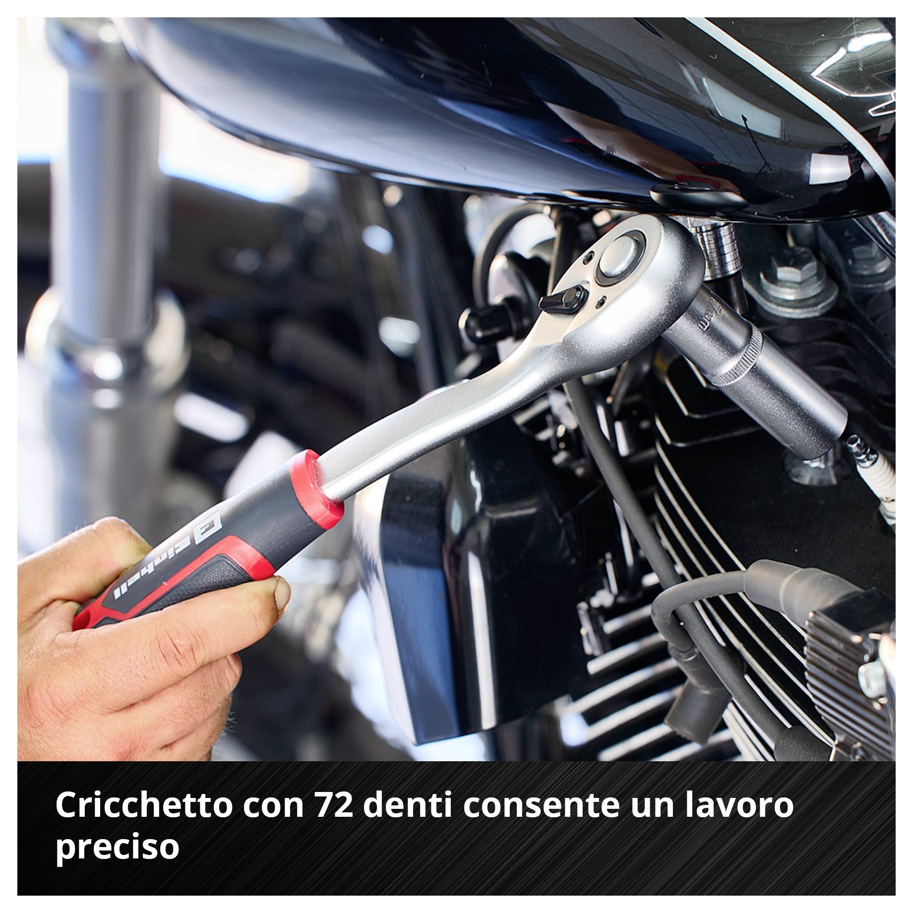 Una chiave a cricchetto a commutazione viene utilizzata su una motocicletta. Il testo dice: 'La chiave a cricchetto a commutazione con 72 denti consente un lavoro preciso.'
