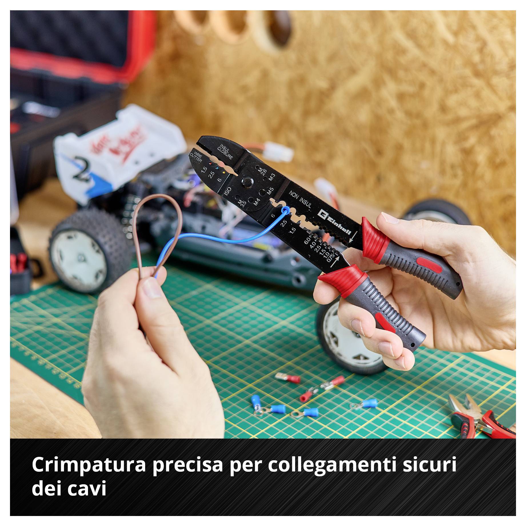 Una mano tiene un filo e una pinza per crimpare; sullo sfondo un'auto modello. Testo: Crimpatura precisa per un collegamento sicuro dei conduttori.