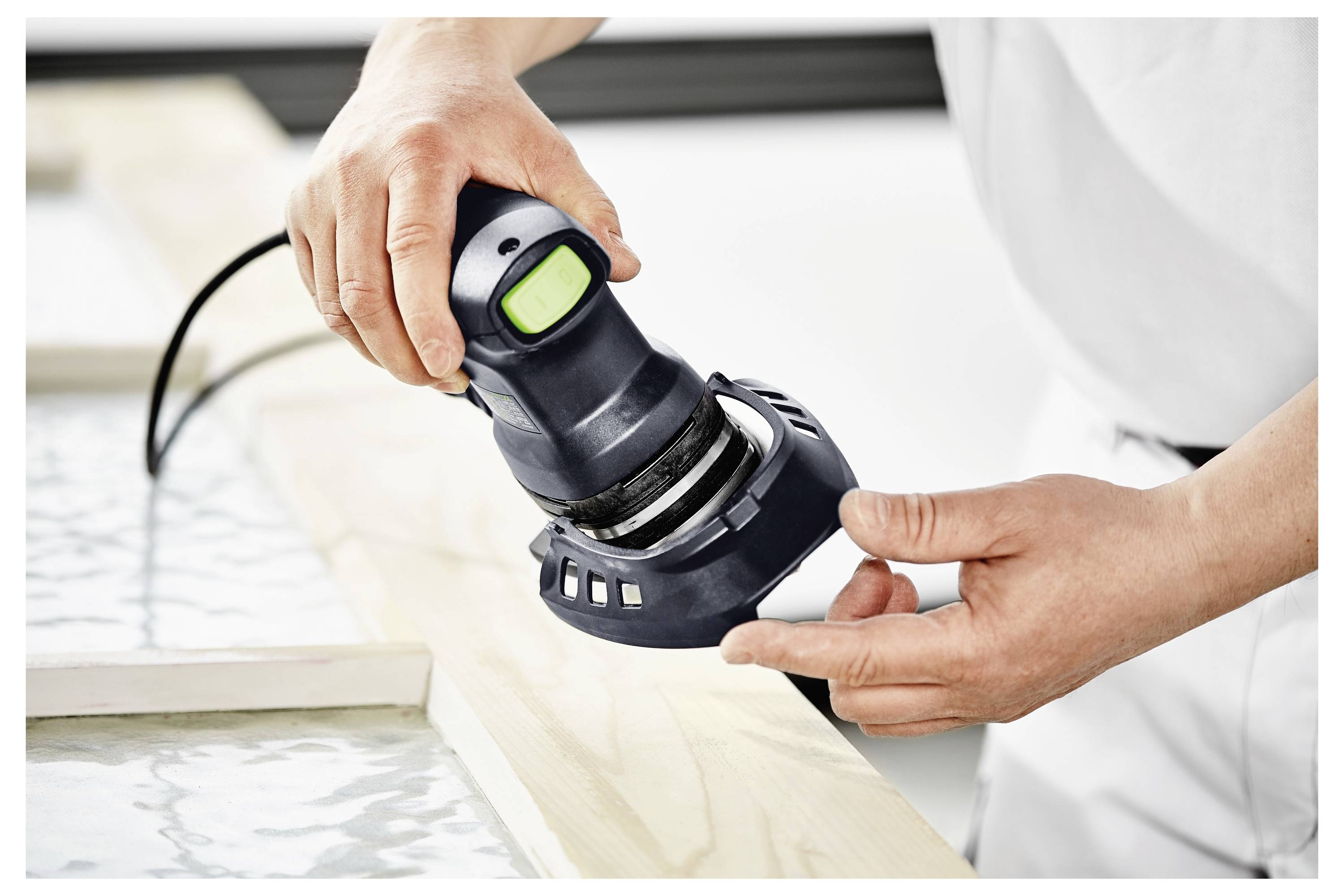 Uno schermo di smartphone con una copertura in vetro protettivo è mostrato, evidenziando il design elegante e la sottigliezza del bordo del dispositivo.