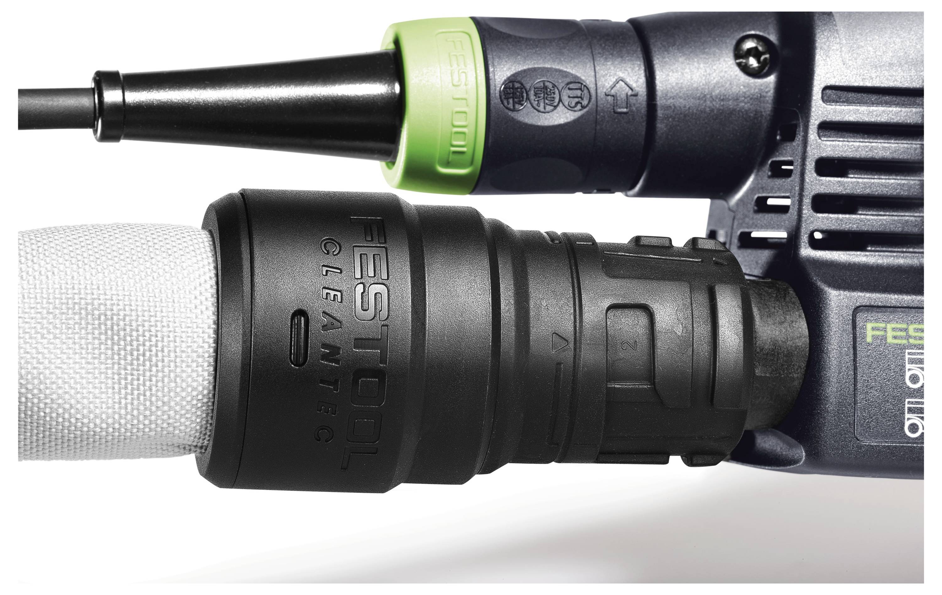 Un primo piano di un accessorio per utensile elettrico Festool, che mostra un tubo collegato a un adattatore per la raccolta della polvere con il marchio "FESTOOL CLEANTEC".
