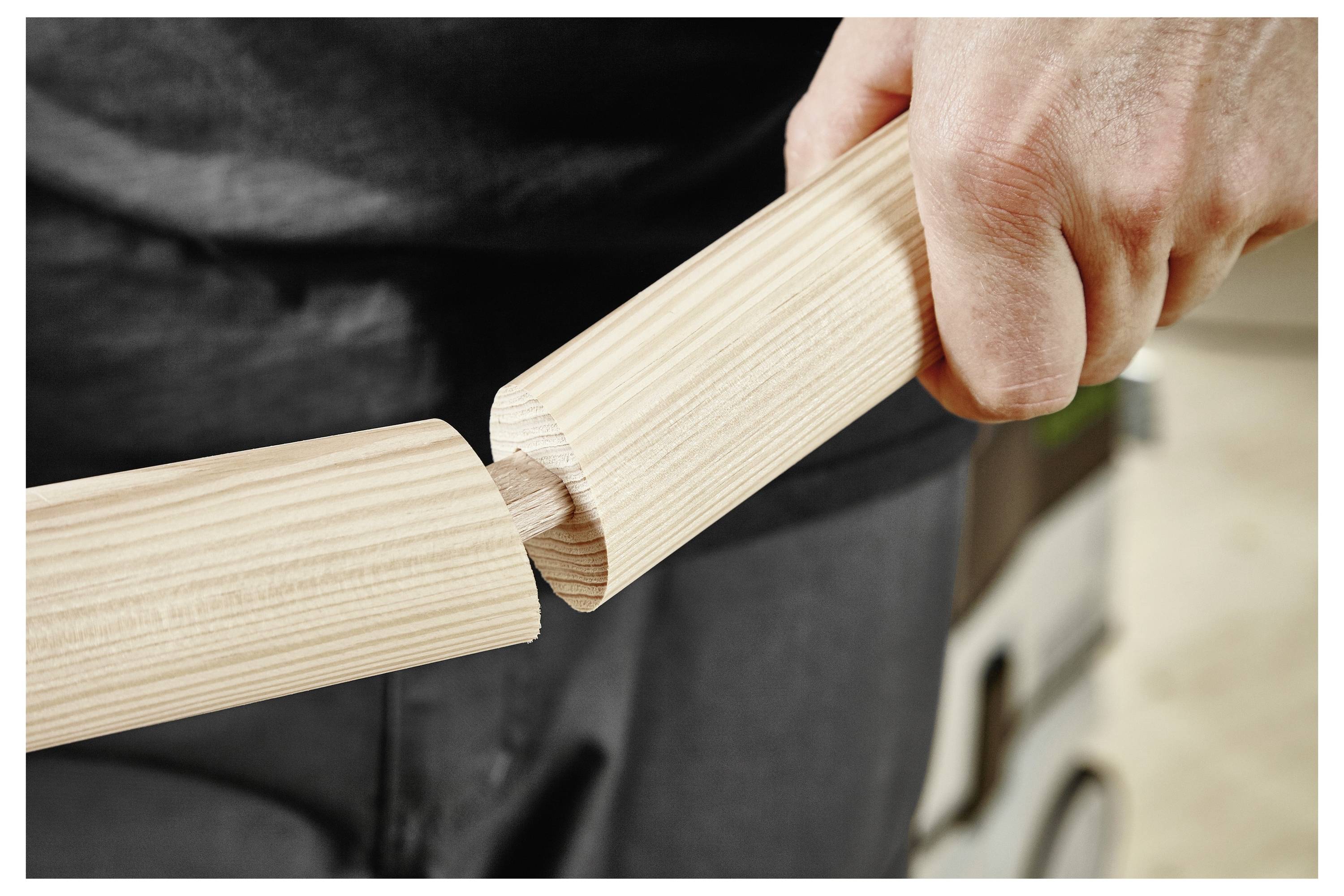 'Due perni di legno che vengono uniti insieme con un spinotto di legno, tenuti dalla mano di una persona, che dimostra una tecnica di unione del legno.'