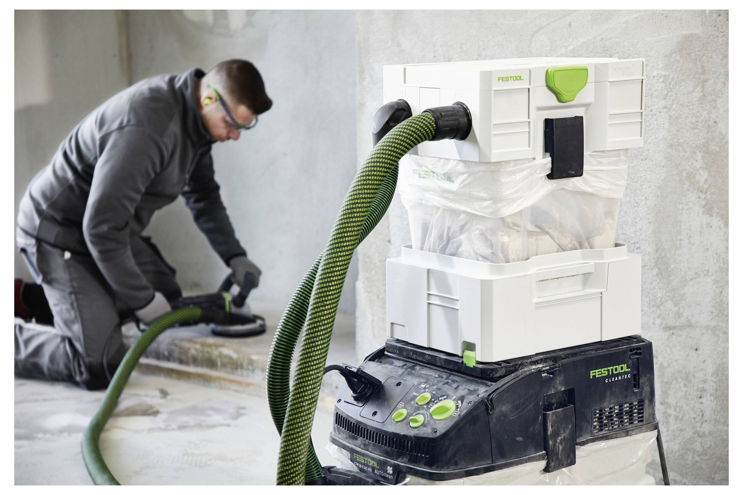 Una varietà di dischi abrasivi circolari per levigatura di diverse dimensioni e motivi di fori sono impilati e disposti, mostrando i tipi disponibili per gli attrezzi di levigatura.