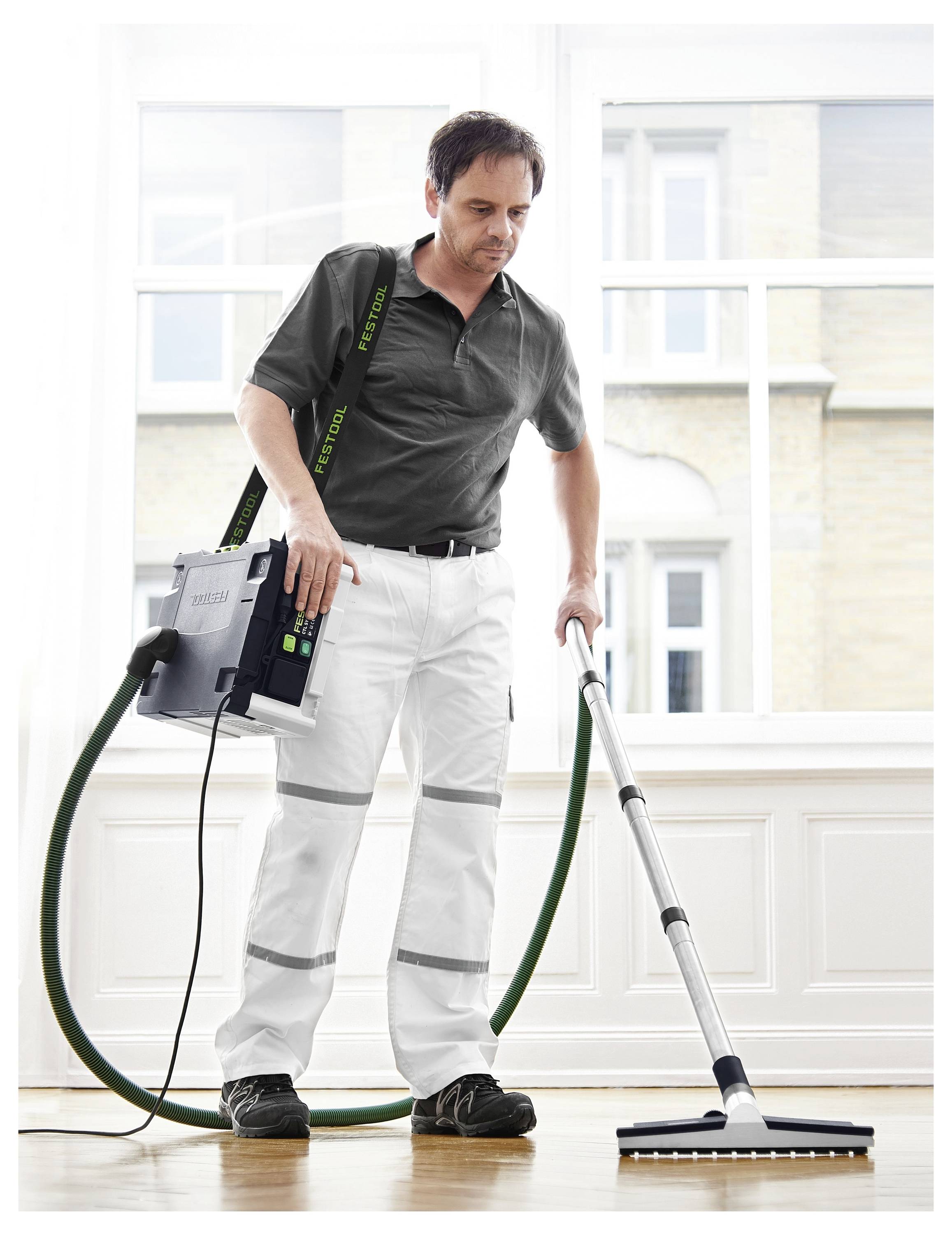 Dischi e fogli abrasivi in varie forme e dimensioni disposti in stack, inclusi pezzi circolari, rettangolari e triangolari.