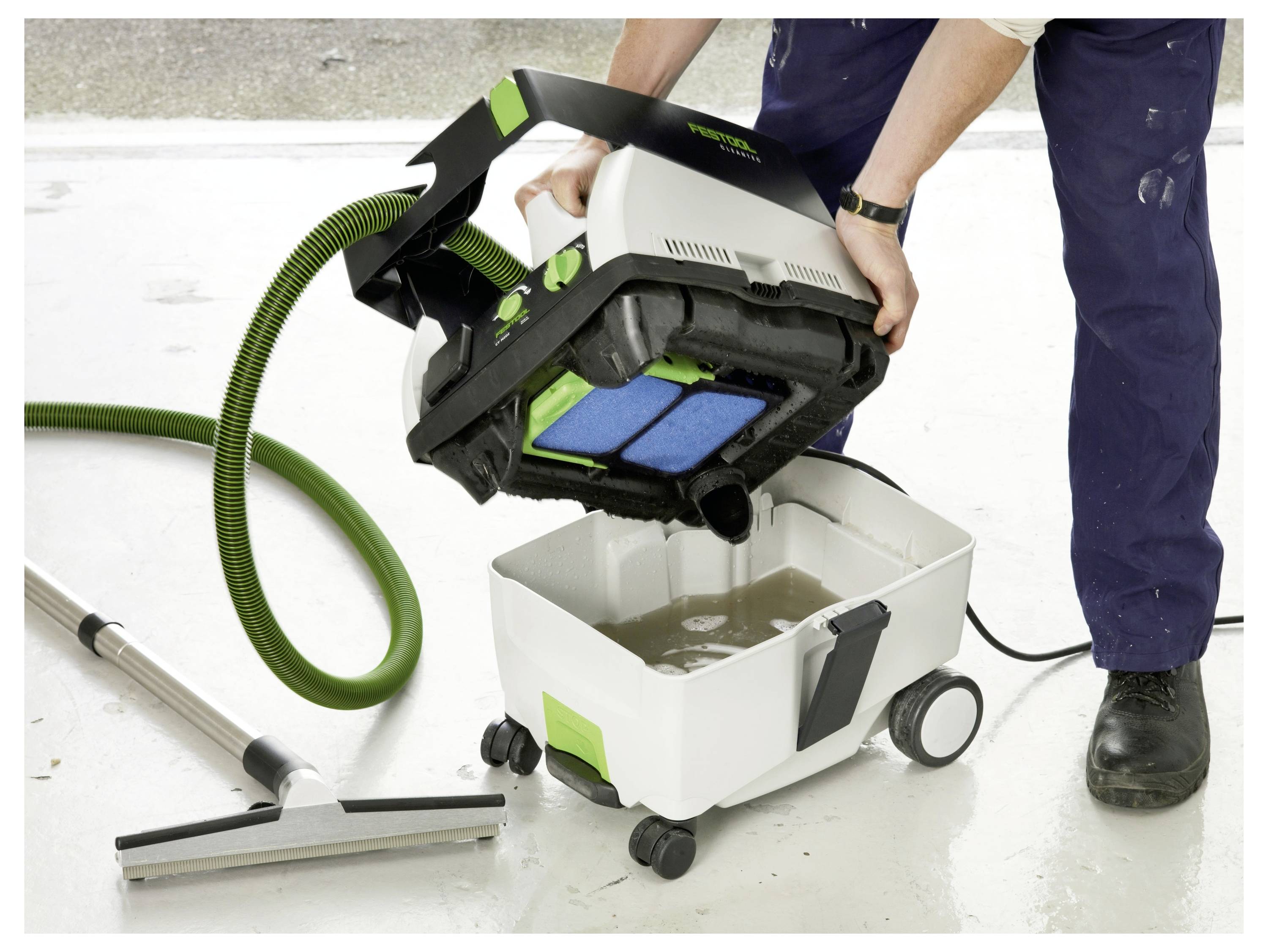 Una punta di trapano taglia una tavola di legno scanalata. Vengono mostrate due misurazioni: 'NL' per la lunghezza della punta e 'D' per il diametro.