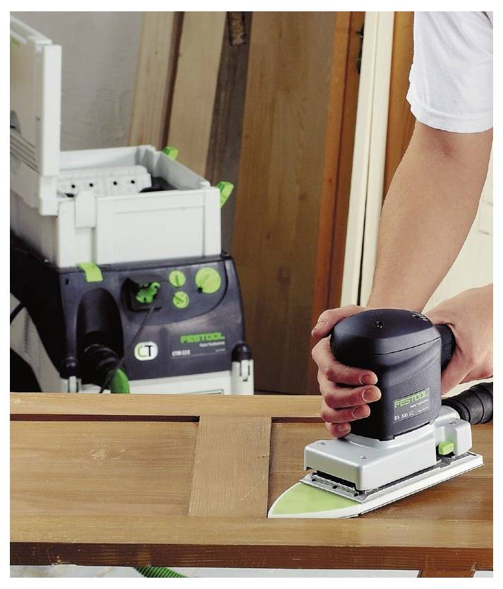 Una persona utilizza una levigatrice Festool su una porta in legno; un estrattore di polvere Festool è visibile sullo sfondo.