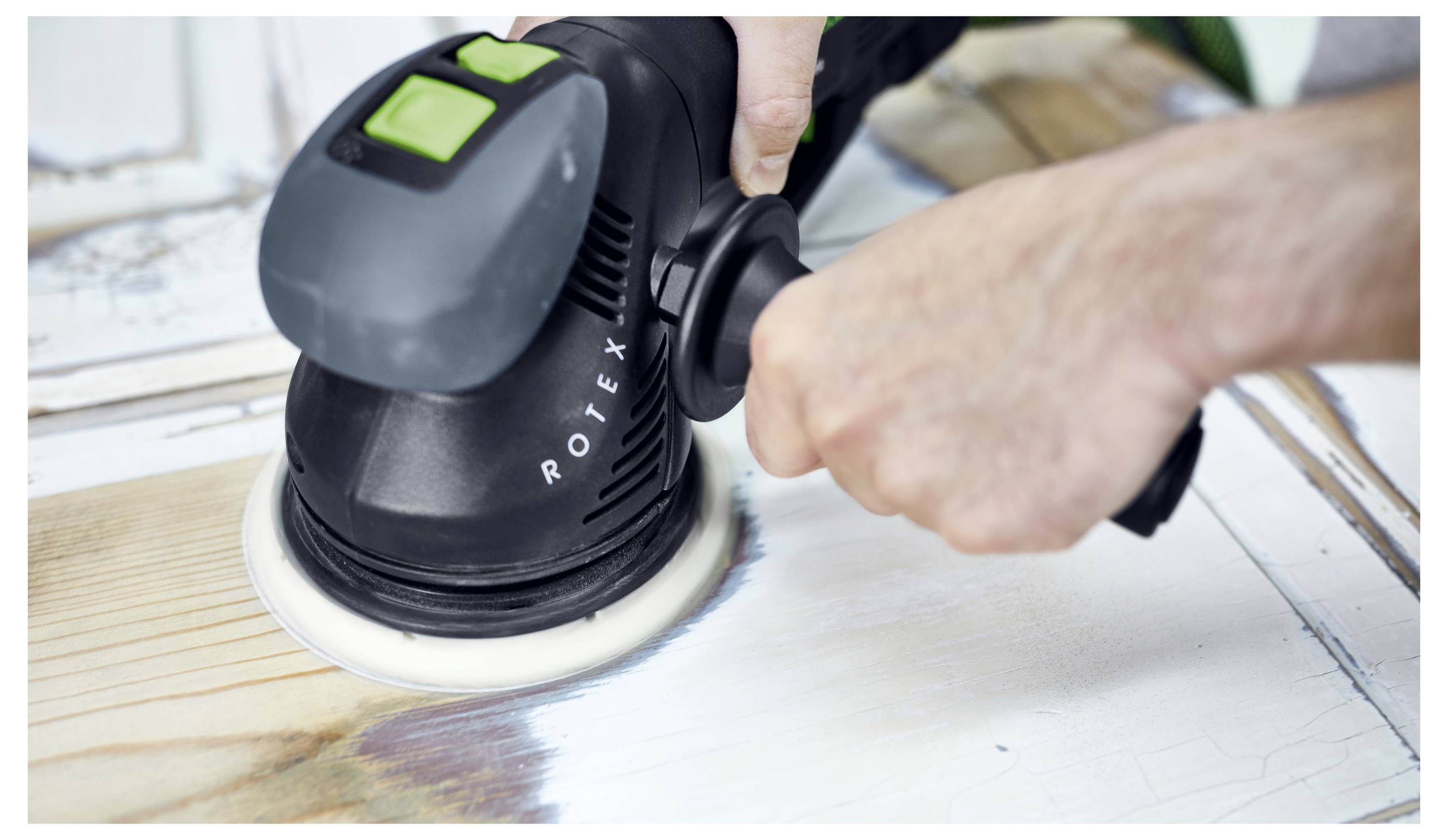 Una persona utilizza un router Festool su un asse di legno, dimostrando la lavorazione del legno di precisione.