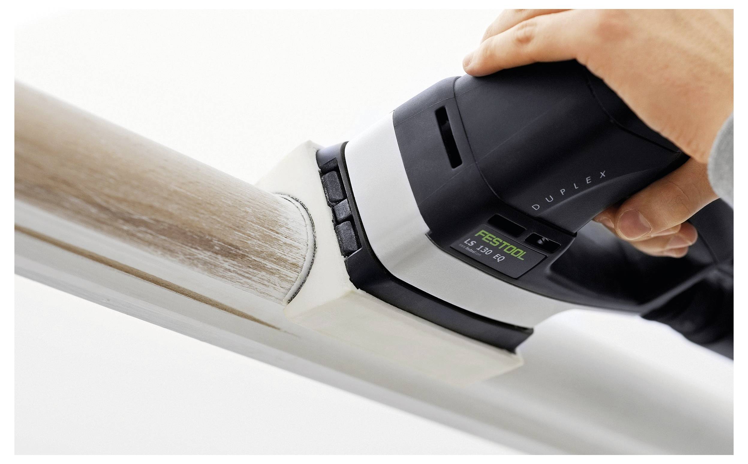 Smartwatch con cinturino verde lime che mostra le opzioni di allenamento sullo schermo, incluse "Corsa", "Allenamento misto", "Mobilità" e "Triathlon".