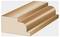 Un pezzo di modanatura in legno marrone con un profilo curvo decorativo, che mostra due livelli smussati e una base piatta, su sfondo bianco.