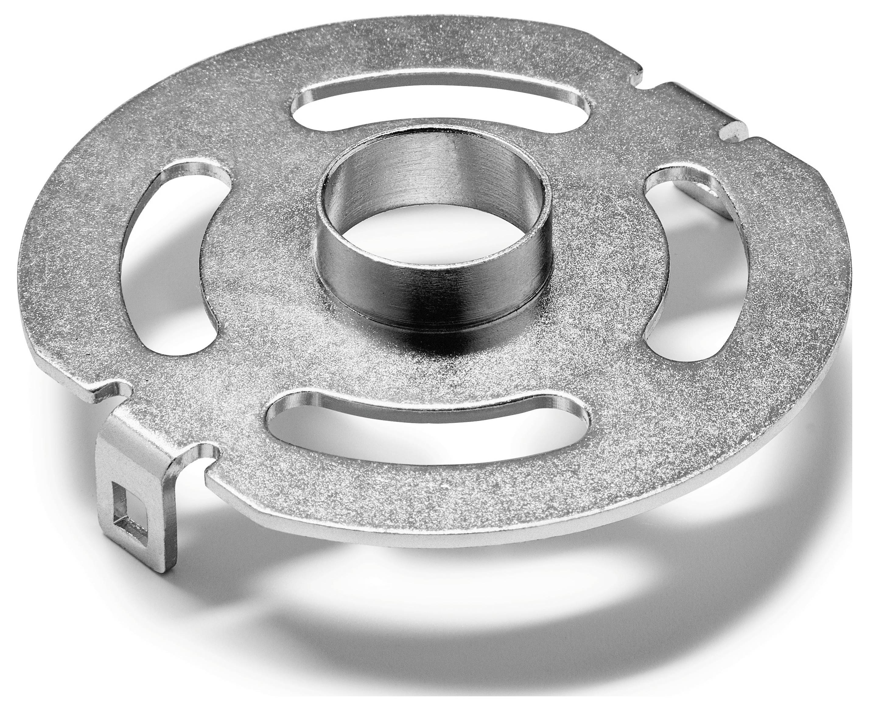 Un supporto metallico rotondo con un portacilindrico centrale rialzato e tre fessure di ritaglio equidistanziate. Ha un'estensione simile a una clip sul lato.