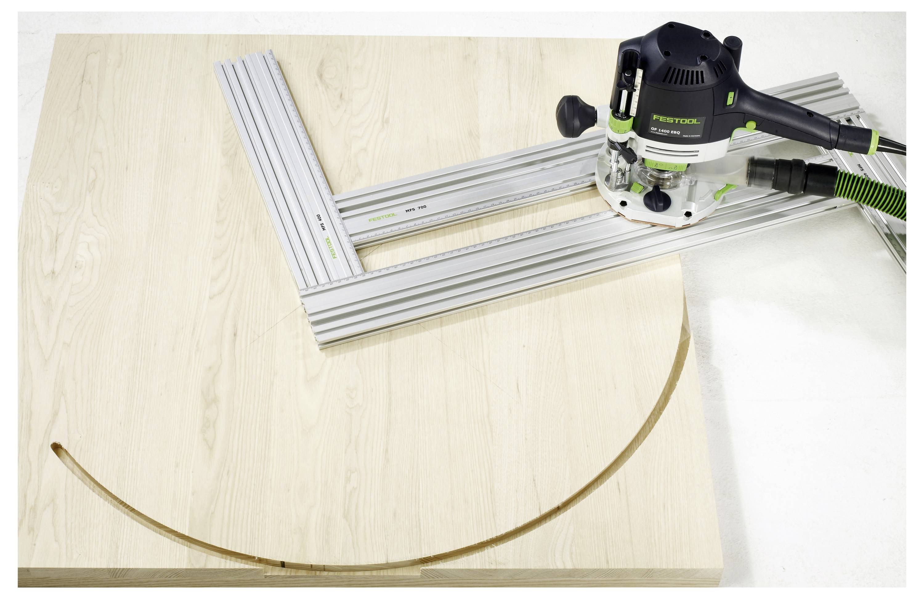 'Giunto a mortasa e tenone con piolo di legno nella costruzione, che mostra l'allineamento di tre travi di legno per una connessione stabile.'