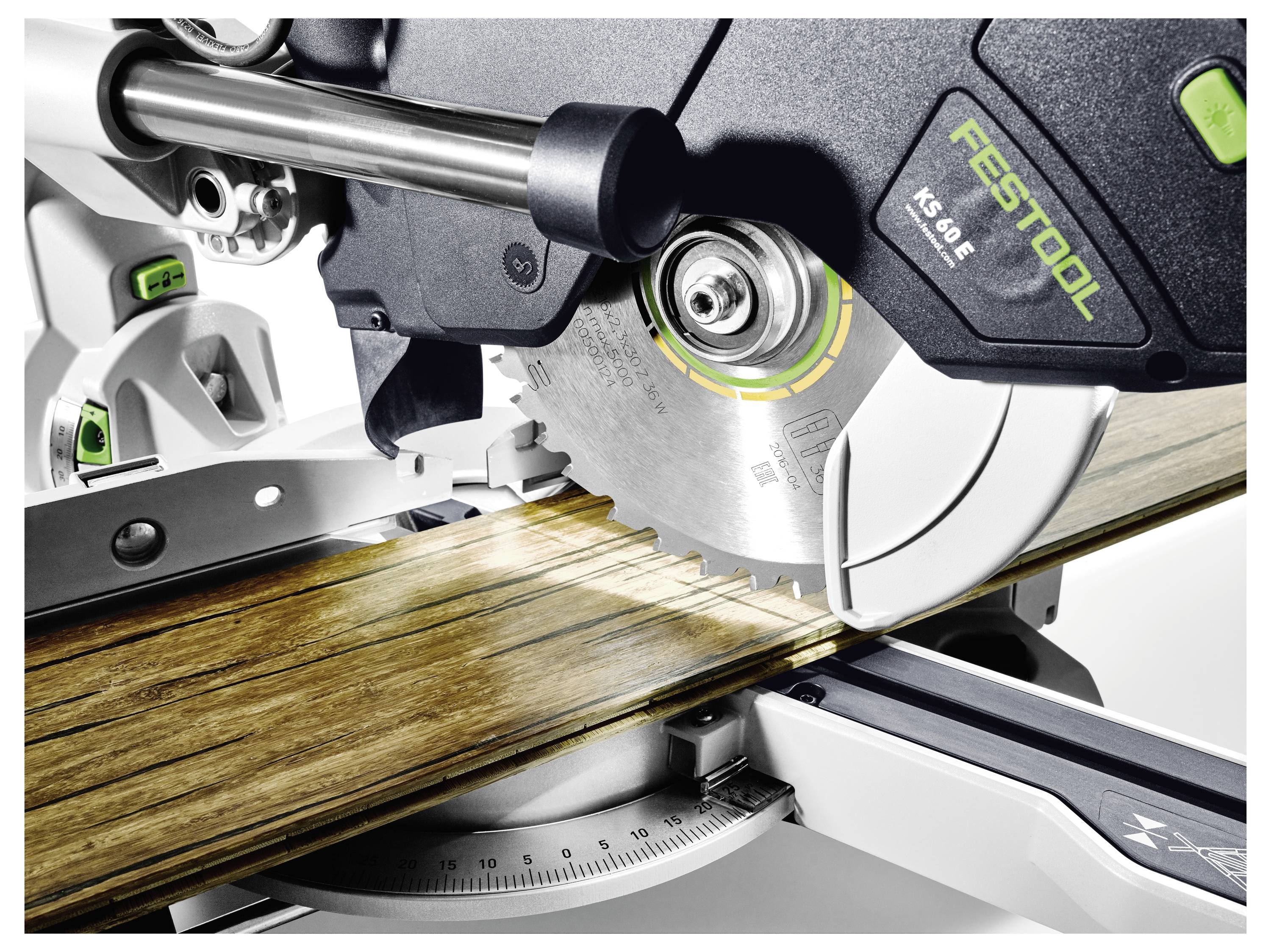 Una sega circolare che taglia una tavola di legno con un angolo preciso, con il focus sulla lama della sega e sulla guida di misurazione per l'accuratezza.