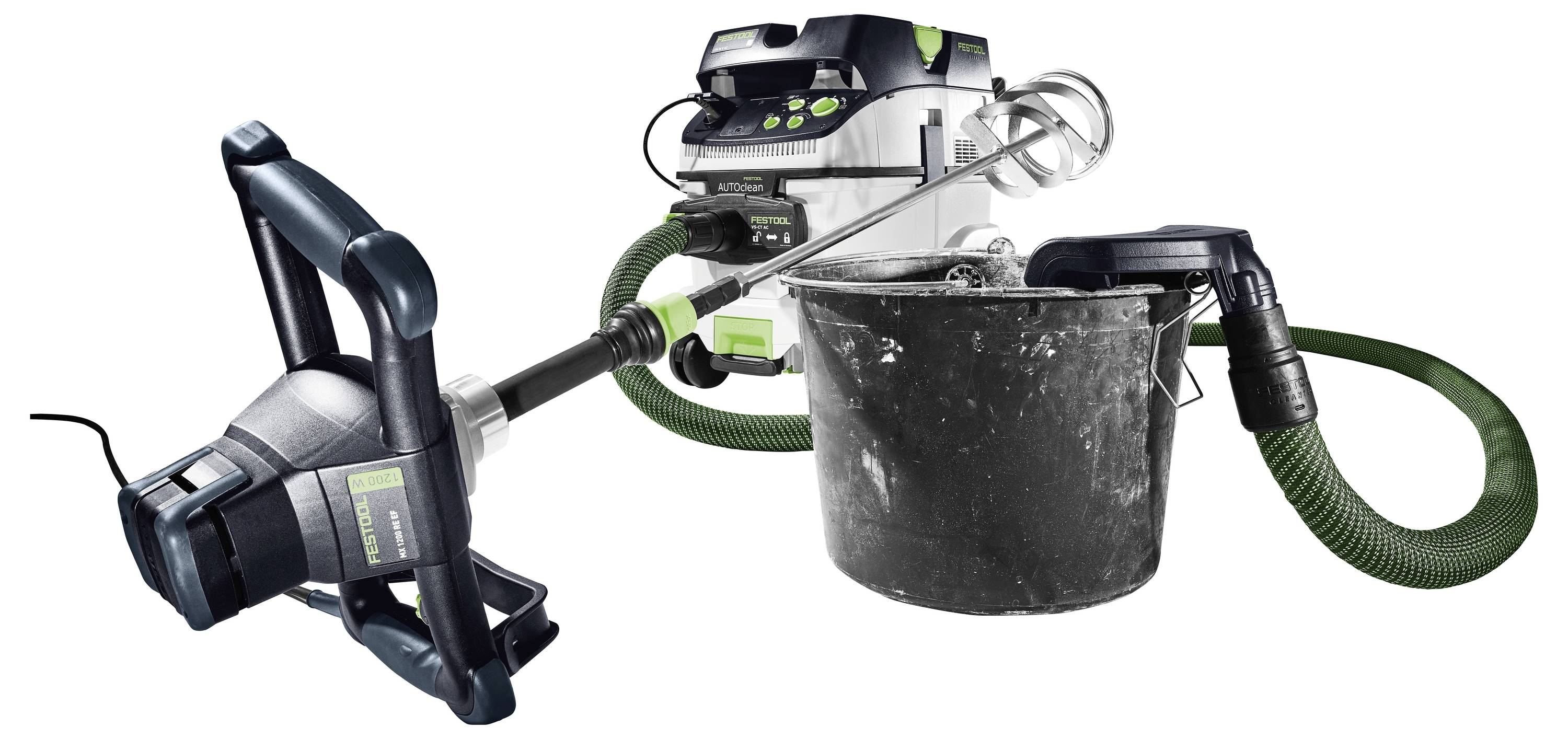 Un miscelatore a trapano è collegato a un sistema di estrazione della polvere connesso a un secchio nero, mostrando una configurazione di miscelazione priva di polvere.