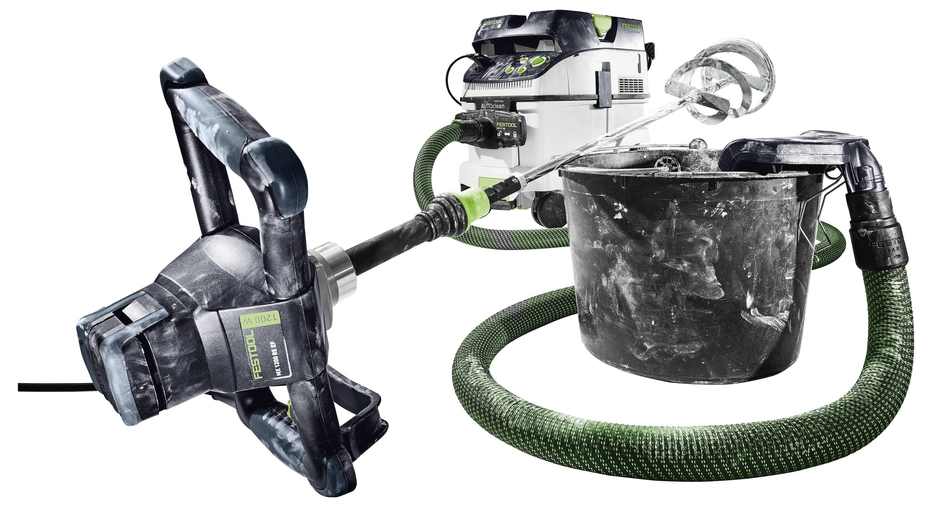 Un frullatore portatile collegato a un tubo di aspirazione, collegato a un'unità di estrazione della polvere bianca, posizionato sopra un secchio con materiali miscelati.